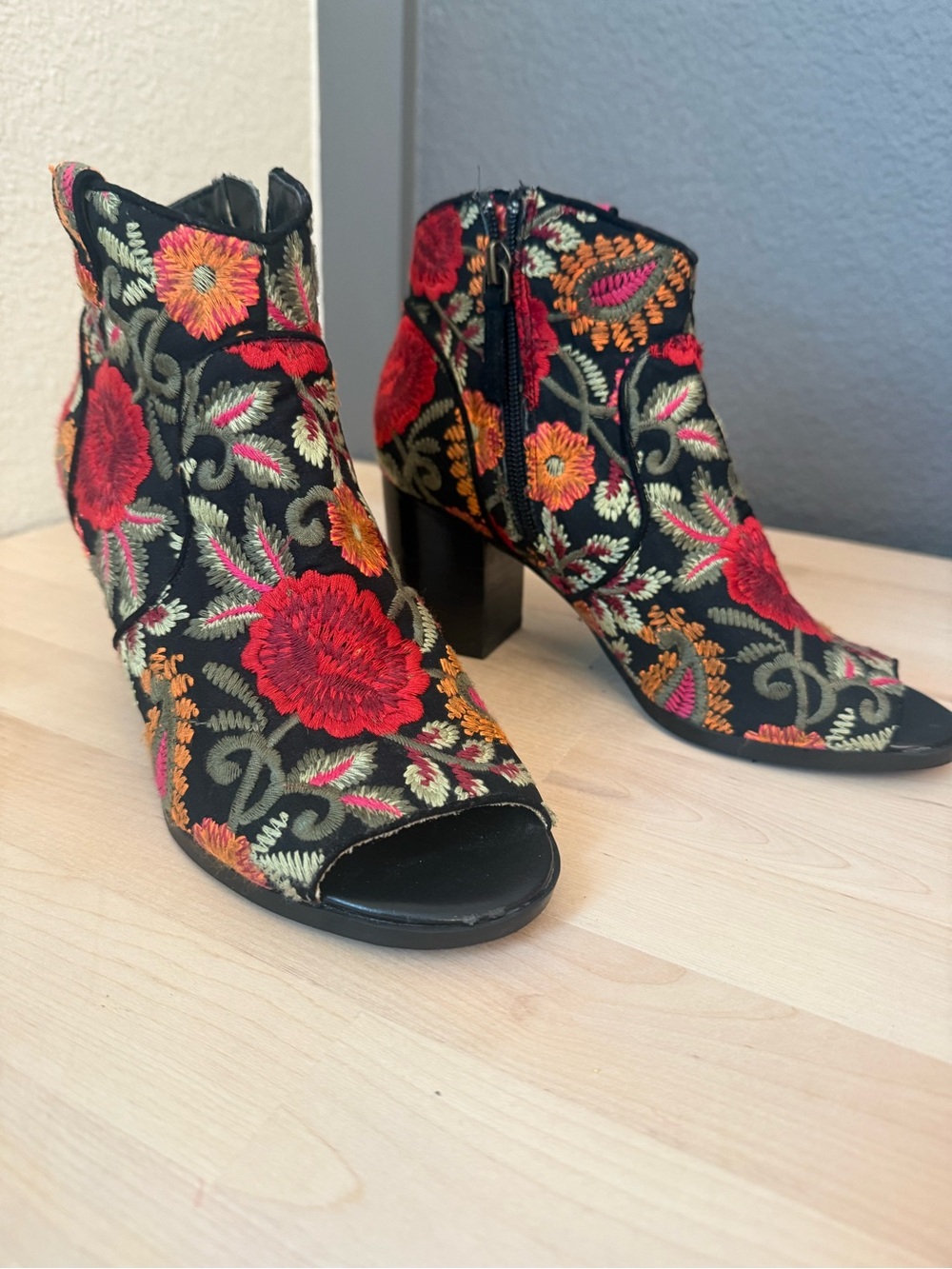 Crown Vintage embroidered peep toe boots. Size 6. - Picture 2 of 11